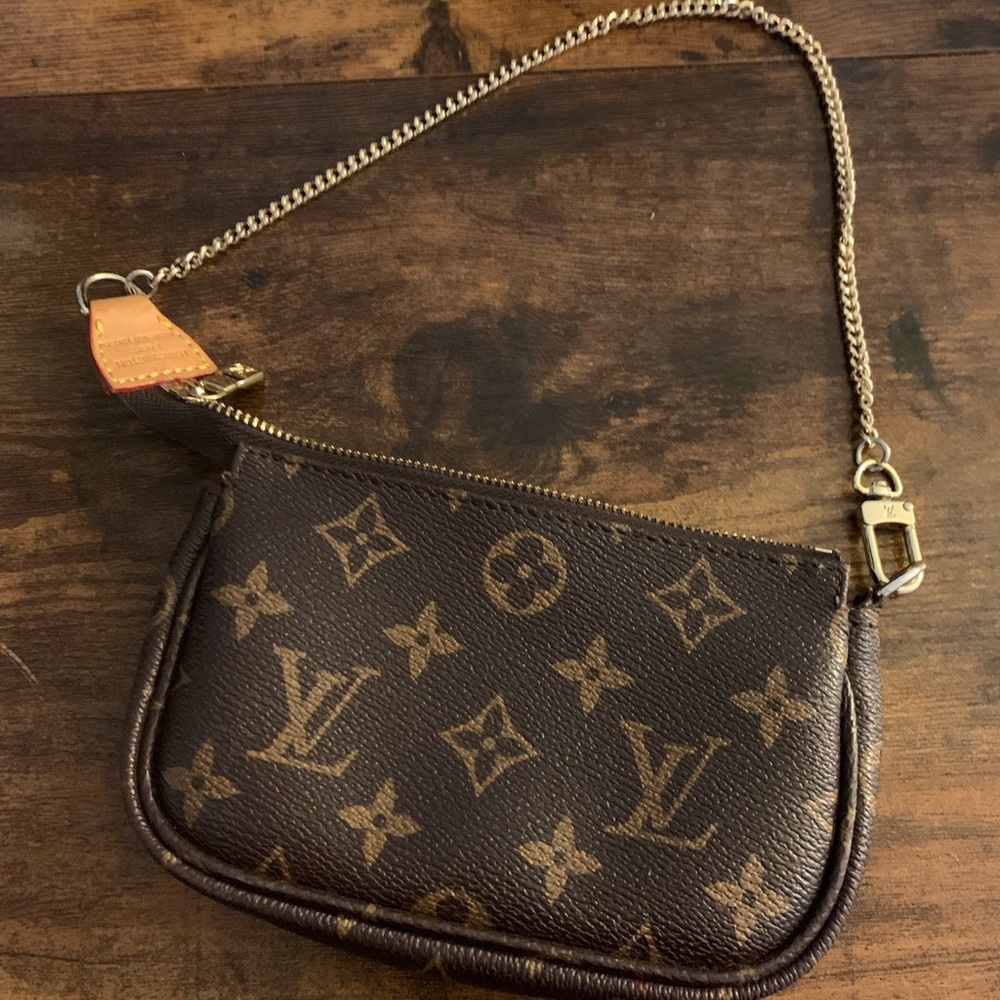 Authentic Louis Vuitton Pochette  Monogram Vintage France 2007 Date Code AN1027
